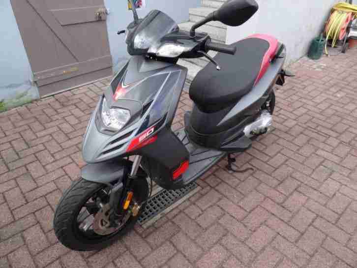 PIAGGIO/APRILIA SR 50 Roller,  Bj. 2015,  grau/schwarz,  erst 5750 km,  TOP